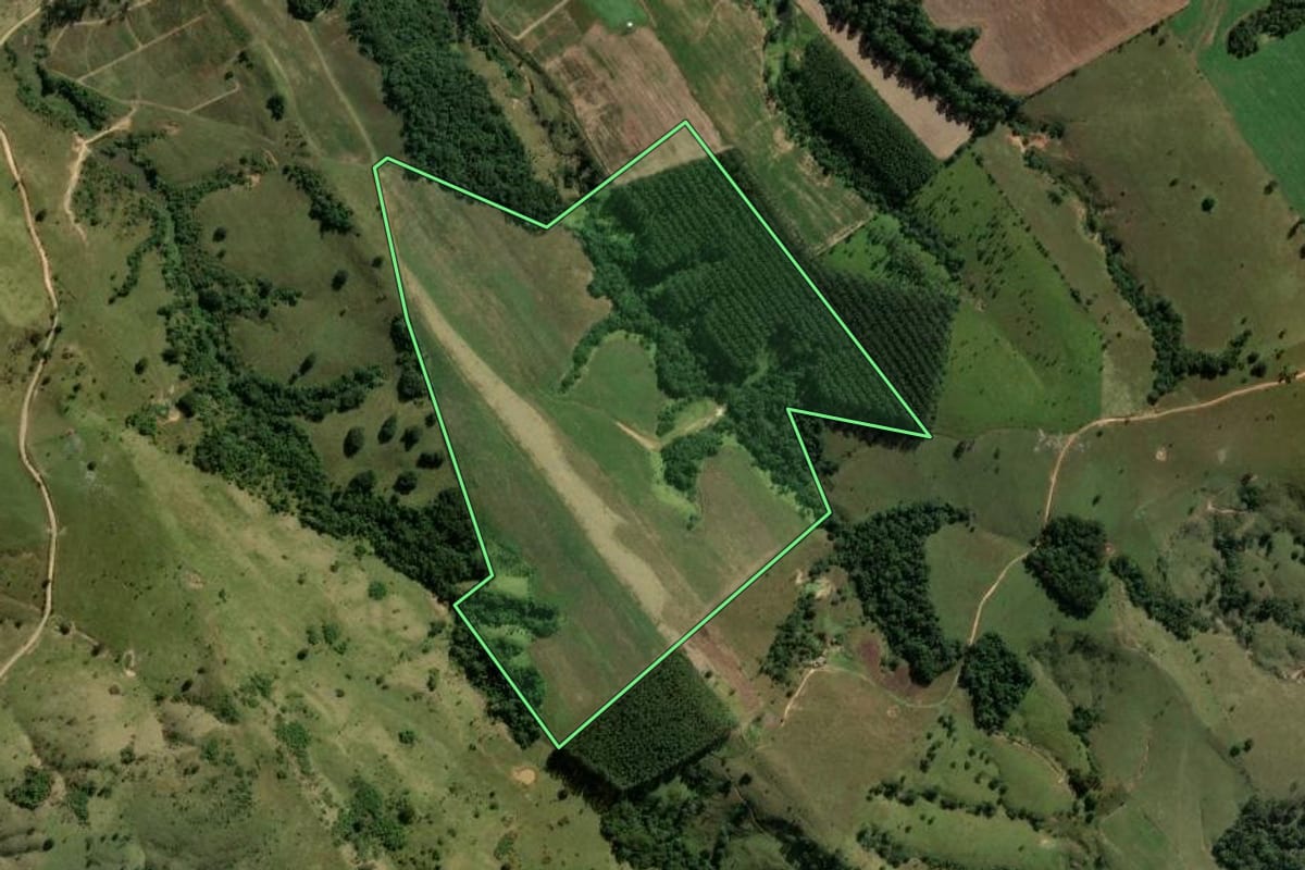 Imagem de satélite do imóvel rural em Reserva (PR), com o contorno declarado no CAR desenhado por cima.