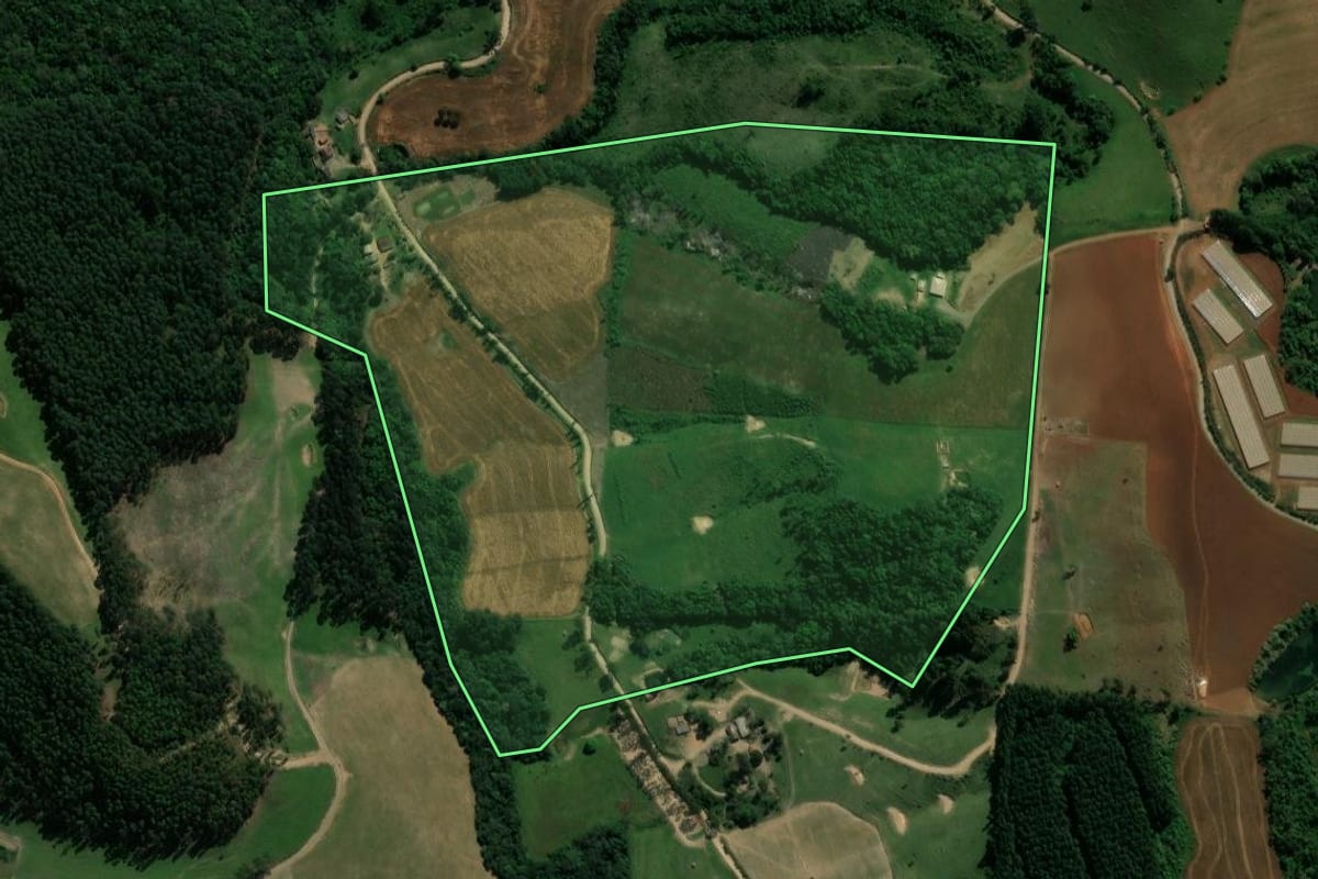 Imagem de satélite do imóvel rural em Reserva (PR), com o contorno declarado no CAR desenhado por cima.