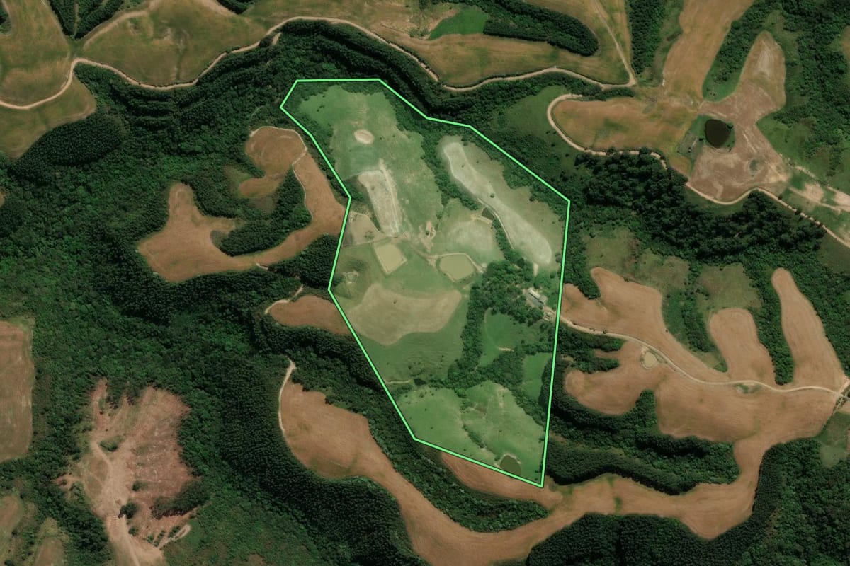 Imagem de satélite do imóvel rural em Reserva (PR), com o contorno declarado no CAR desenhado por cima.