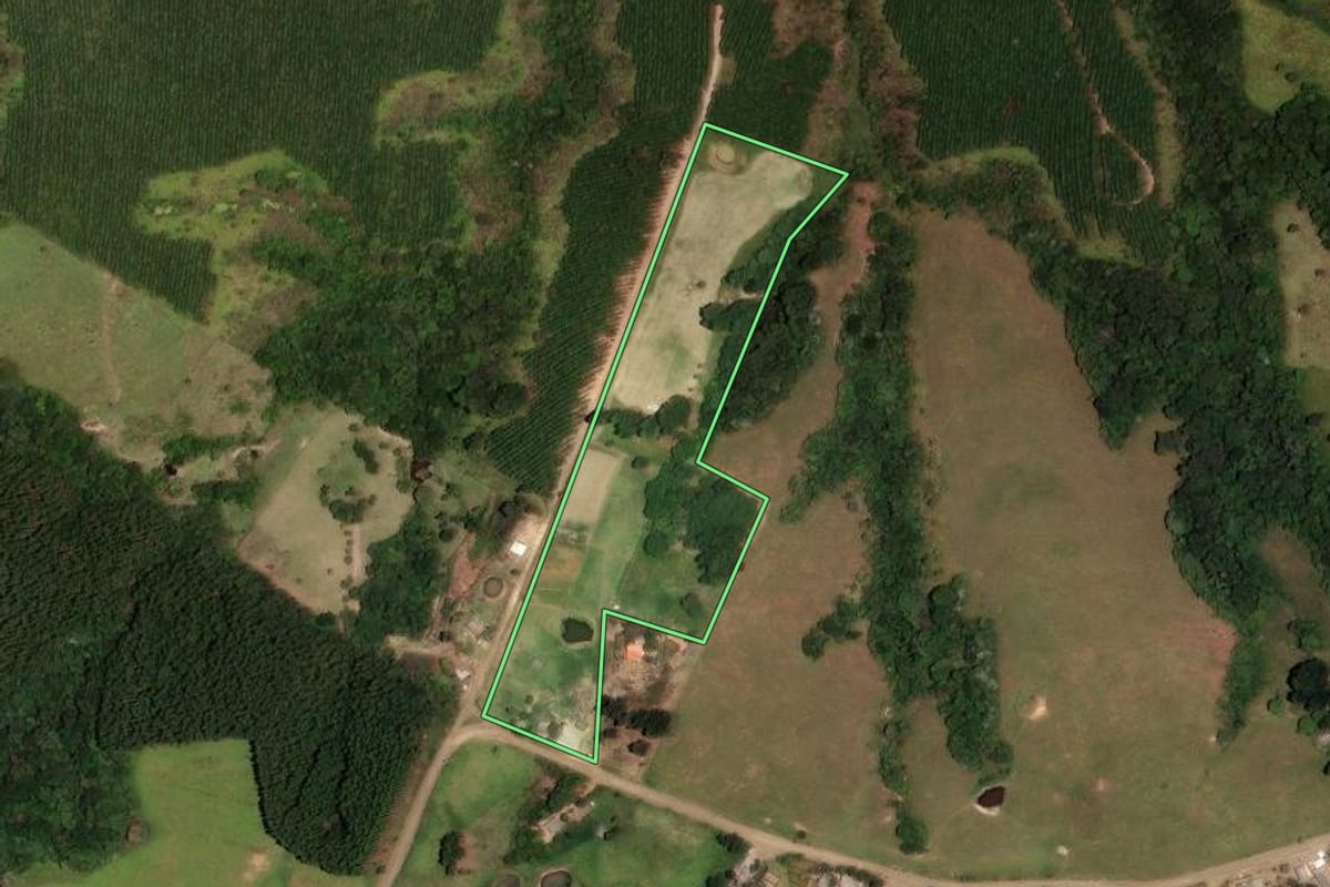 Imagem de satélite do imóvel rural em Reserva (PR), com o contorno declarado no CAR desenhado por cima.