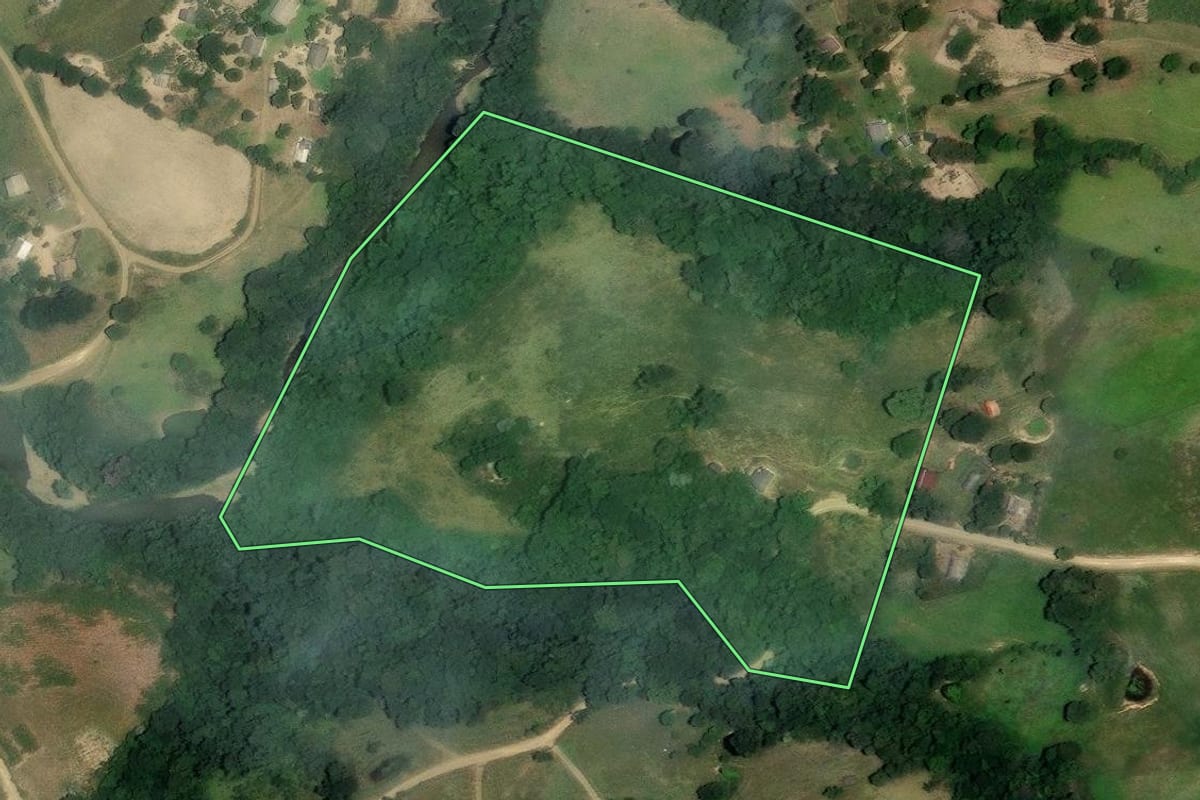 Imagem de satélite do imóvel rural em Reserva (PR), com o contorno declarado no CAR desenhado por cima.