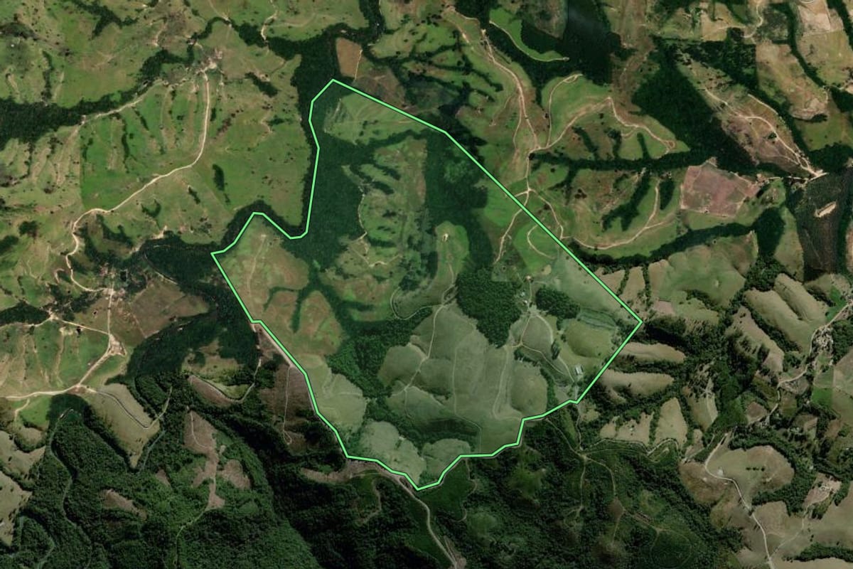 Imagem de satélite do imóvel rural em Reserva (PR), com o contorno declarado no CAR desenhado por cima.