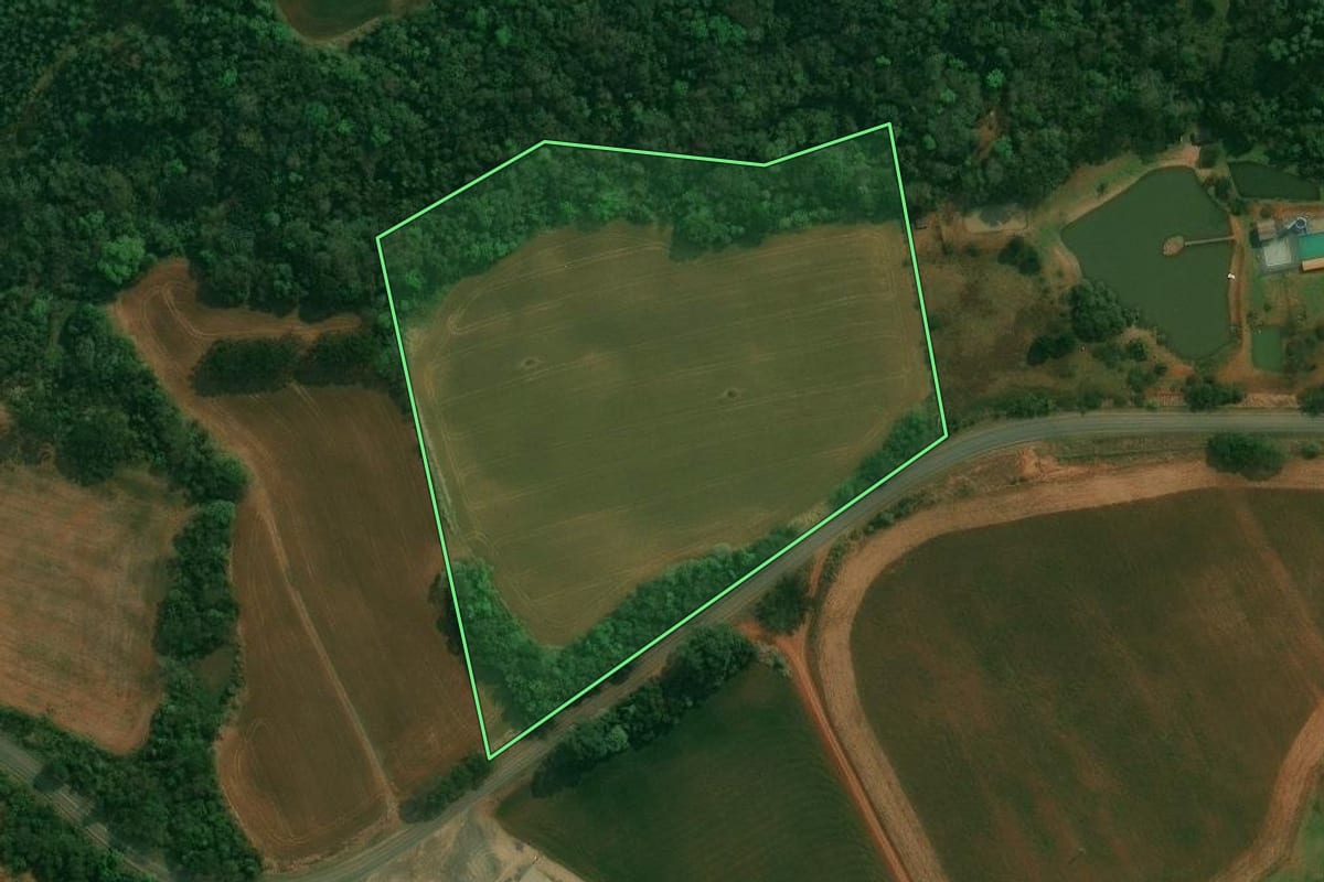 Imagem de satélite do imóvel rural em Reserva (PR), com o contorno declarado no CAR desenhado por cima.