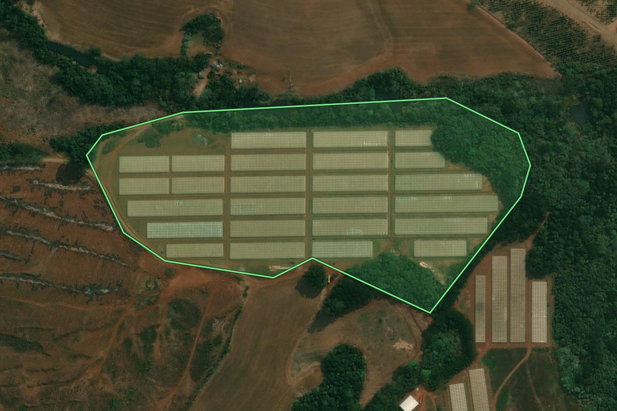 Imagem de satélite do imóvel rural em Reserva (PR), com o contorno declarado no CAR desenhado por cima.