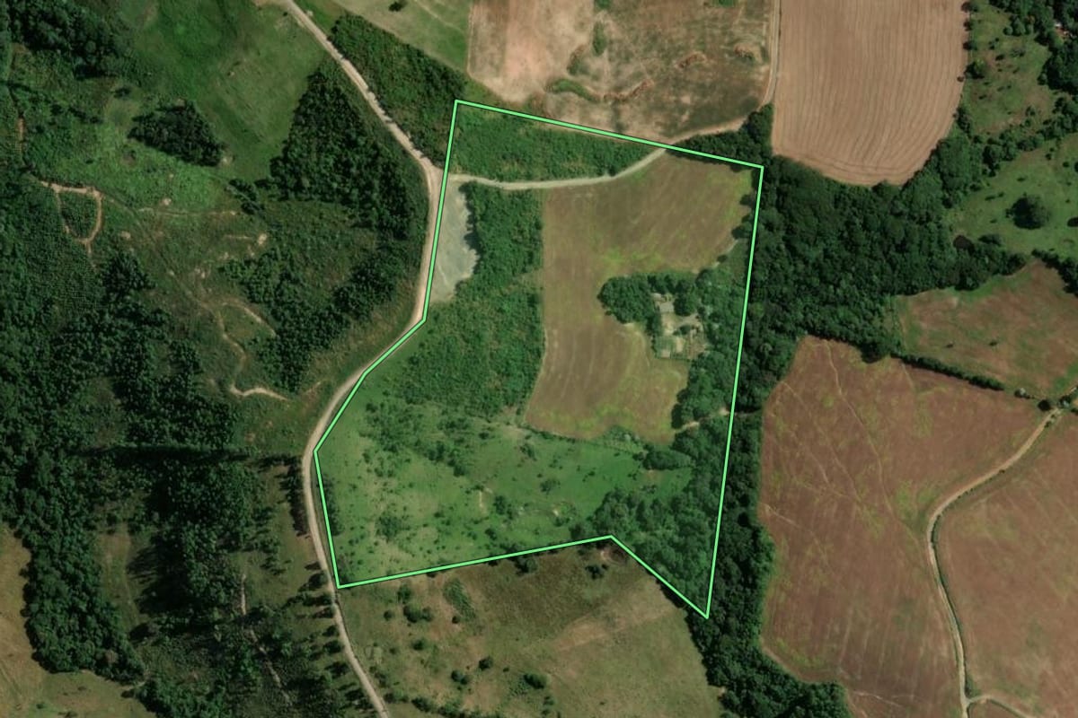 Imagem de satélite do imóvel rural em Reserva (PR), com o contorno declarado no CAR desenhado por cima.