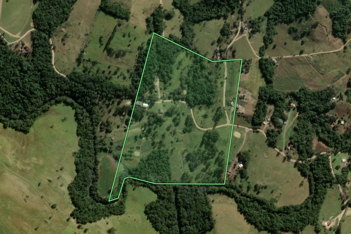 Imagem de satélite do imóvel rural em Reserva (PR), com o contorno declarado no CAR desenhado por cima.