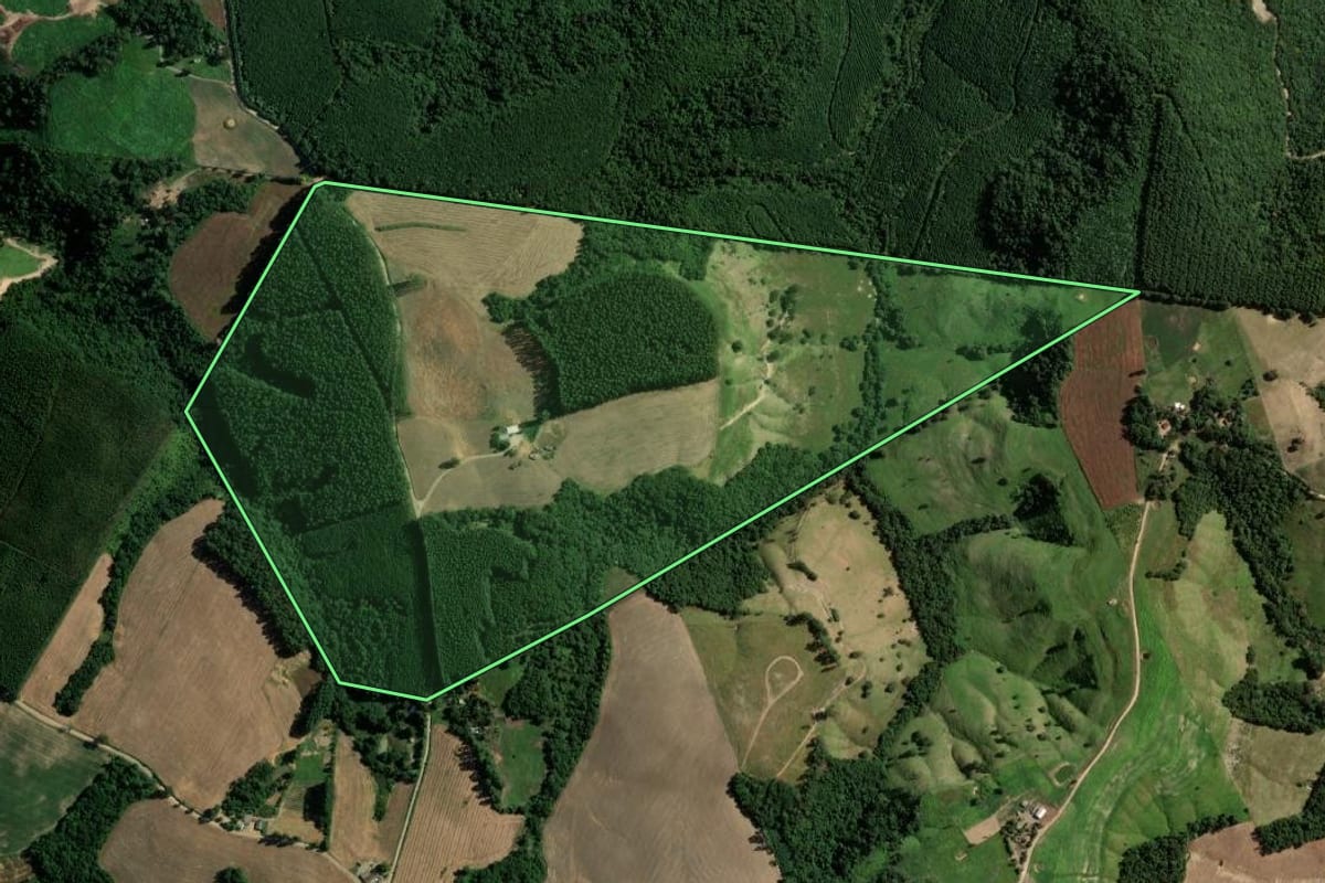 Imagem de satélite do imóvel rural em Reserva (PR), com o contorno declarado no CAR desenhado por cima.