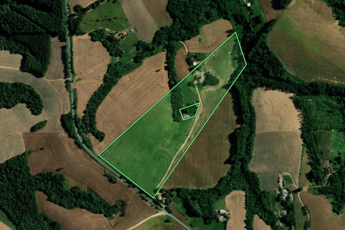 Imagem de satélite do imóvel rural em Reserva (PR), com o contorno declarado no CAR desenhado por cima.