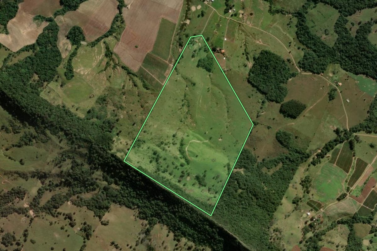Imagem de satélite do imóvel rural em Reserva (PR), com o contorno declarado no CAR desenhado por cima.