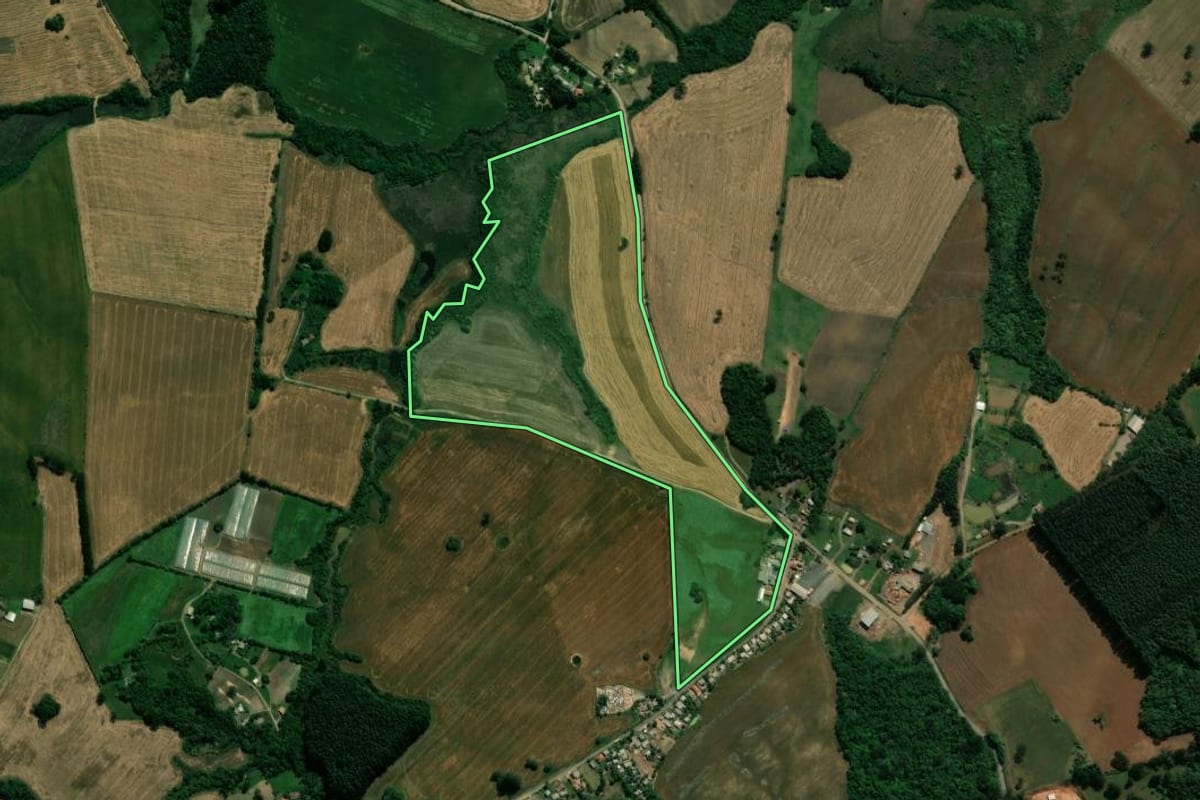Imagem de satélite do imóvel rural em Reserva (PR), com o contorno declarado no CAR desenhado por cima.