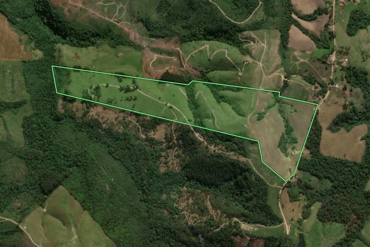 Imagem de satélite do imóvel rural em Reserva (PR), com o contorno declarado no CAR desenhado por cima.