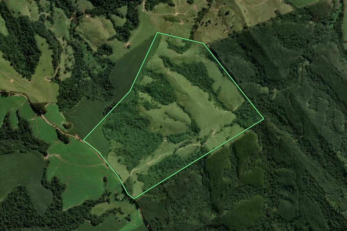 Imagem de satélite do imóvel rural em Reserva (PR), com o contorno declarado no CAR desenhado por cima.