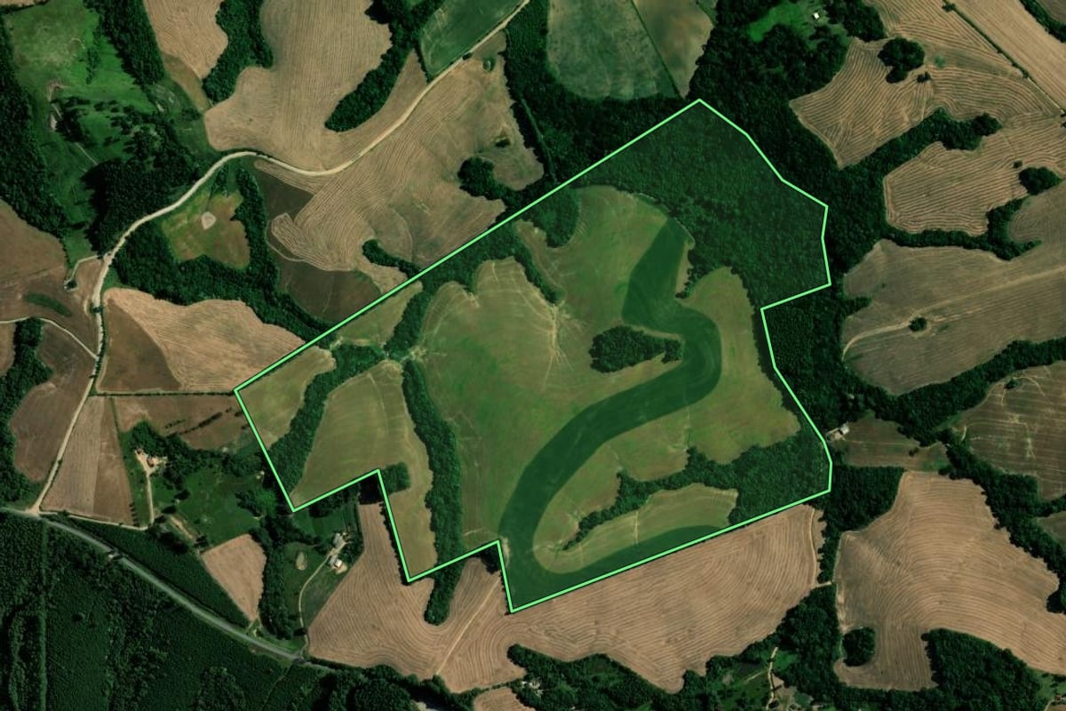 Imagem de satélite do imóvel rural em Reserva (PR), com o contorno declarado no CAR desenhado por cima.