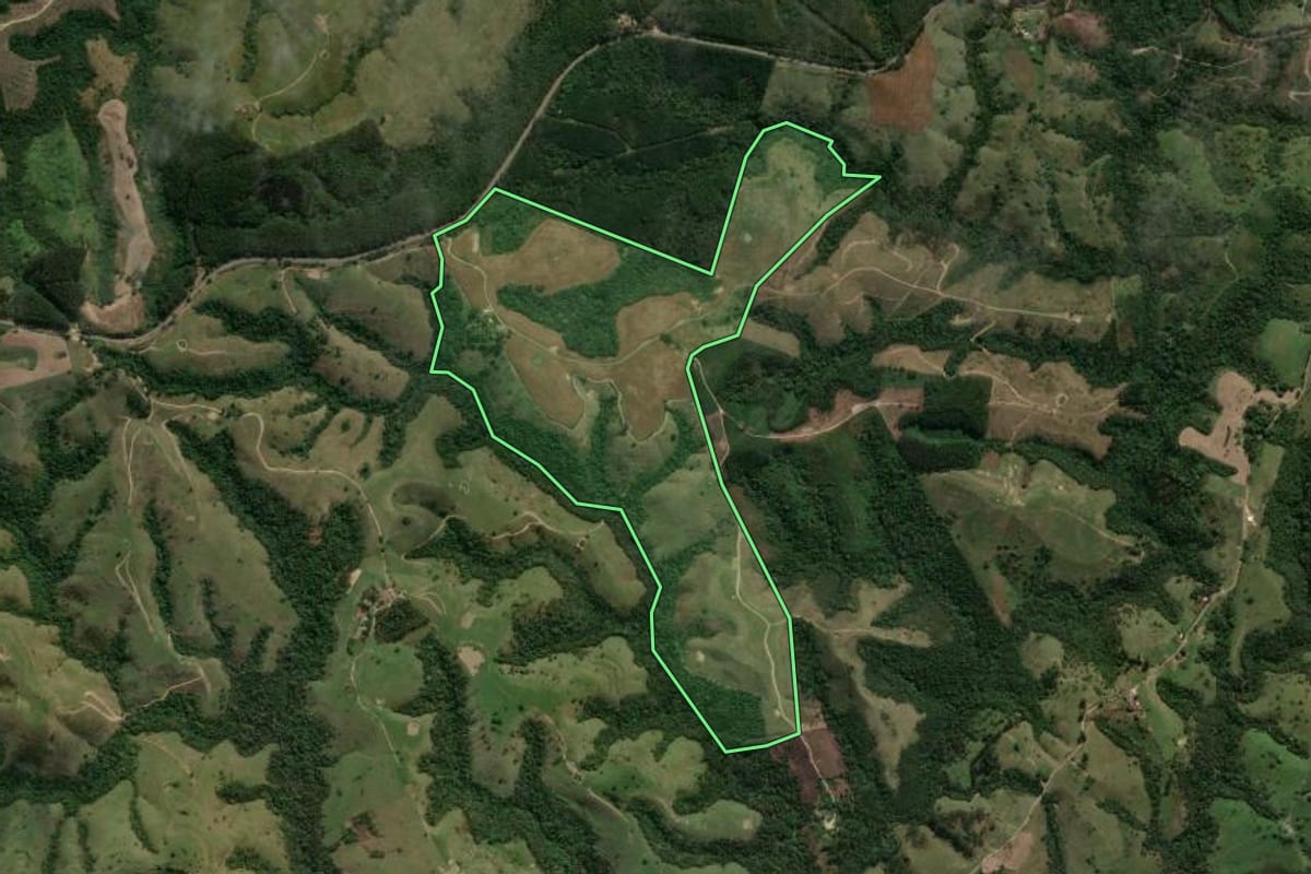 Imagem de satélite do imóvel rural em Reserva (PR), com o contorno declarado no CAR desenhado por cima.