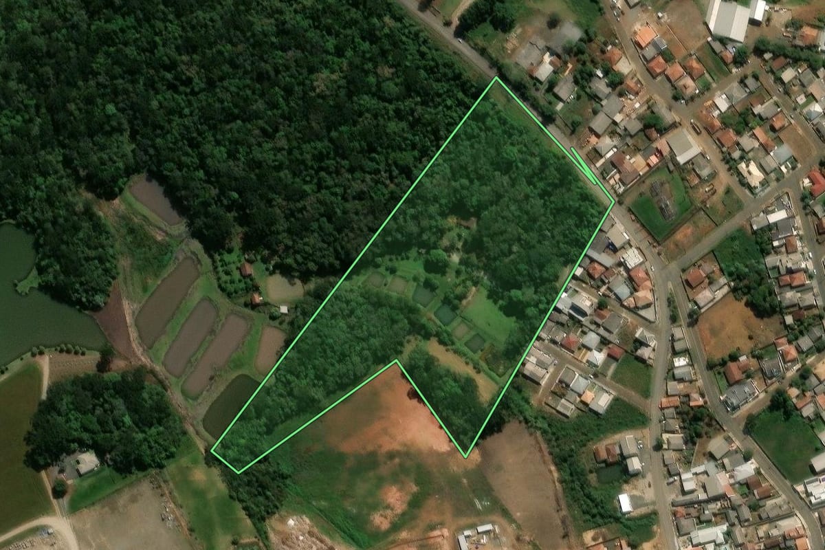 Imagem de satélite do imóvel rural em Reserva (PR), com o contorno declarado no CAR desenhado por cima.