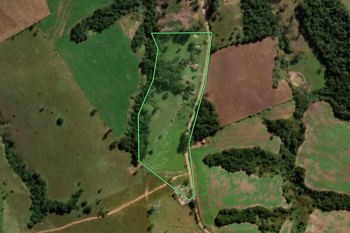 Imagem de satélite do imóvel rural em Reserva (PR), com o contorno declarado no CAR desenhado por cima.