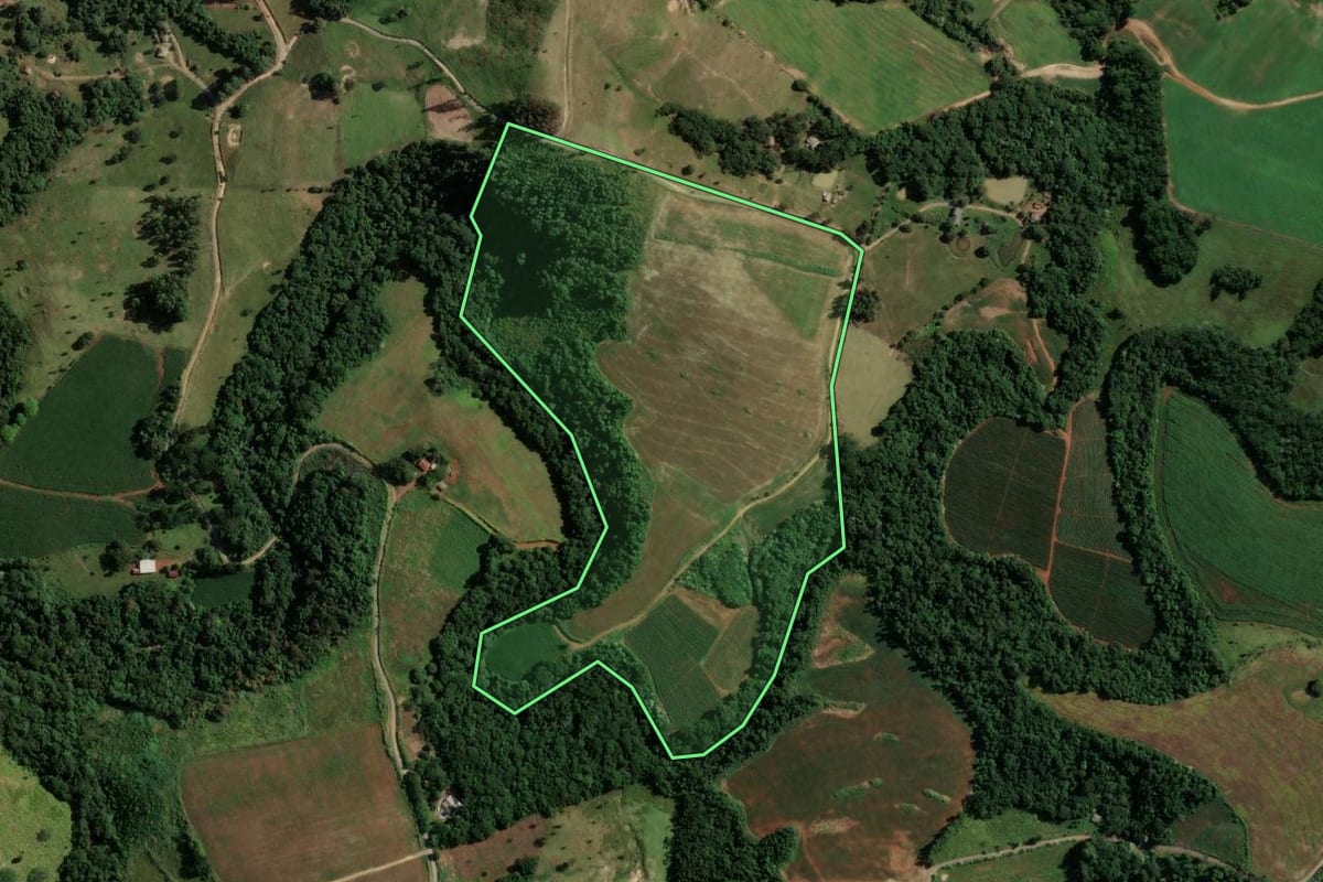 Imagem de satélite do imóvel rural em Reserva (PR), com o contorno declarado no CAR desenhado por cima.