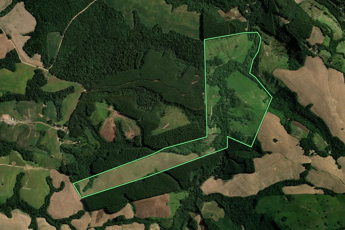 Imagem de satélite do imóvel rural em Reserva (PR), com o contorno declarado no CAR desenhado por cima.