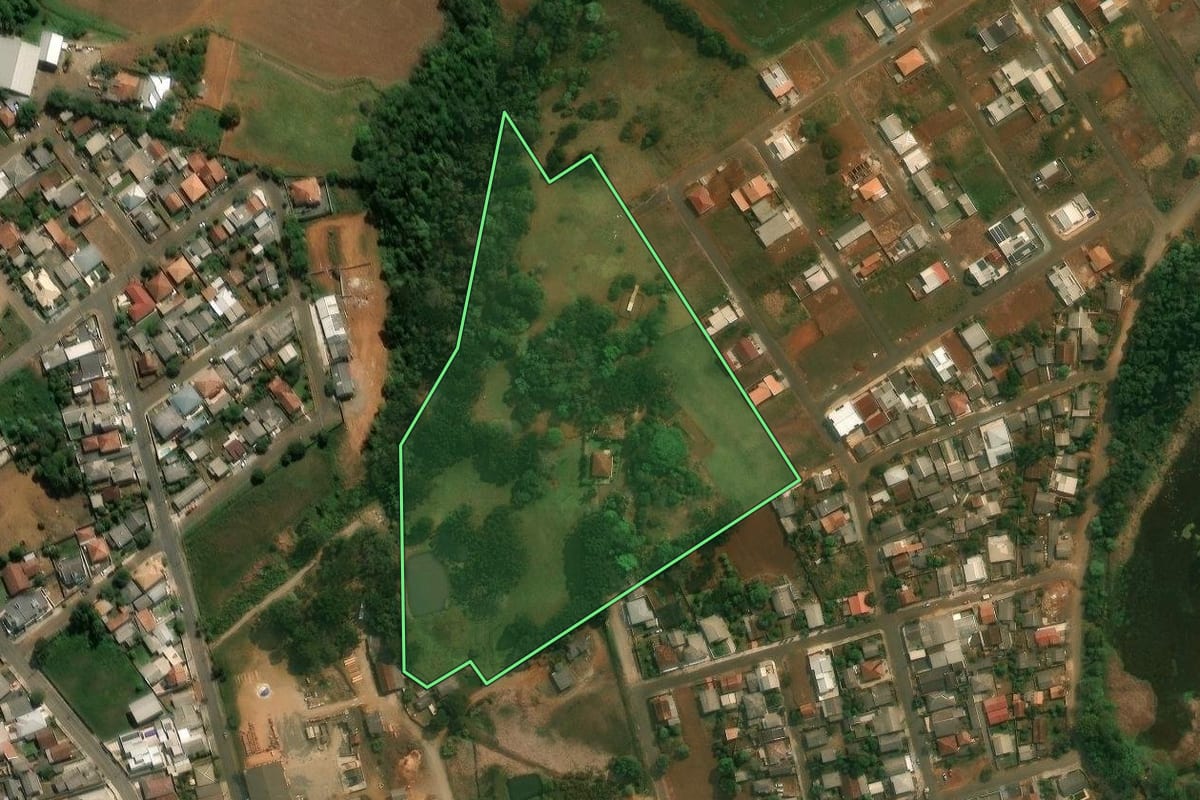 Imagem de satélite do imóvel rural em Reserva (PR), com o contorno declarado no CAR desenhado por cima.