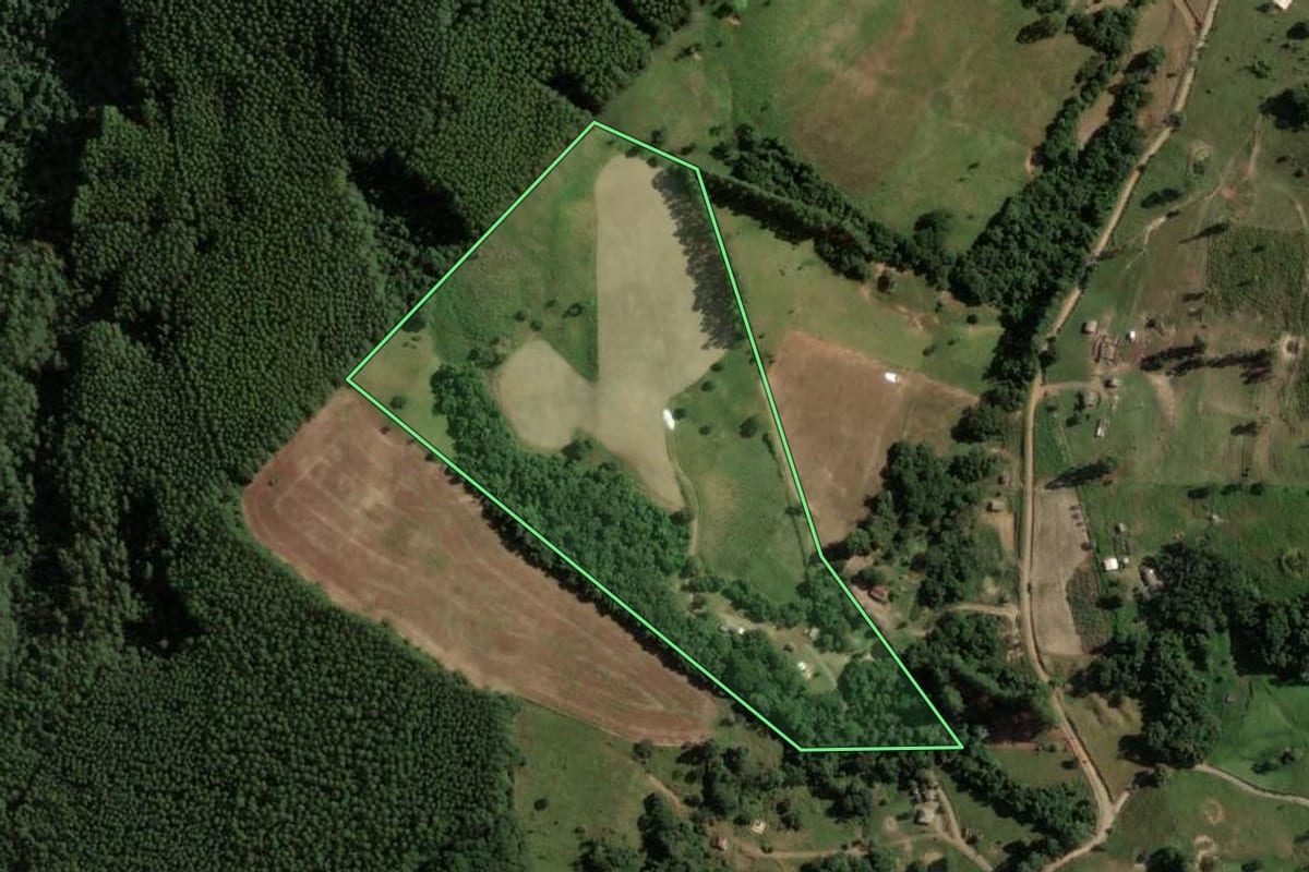 Imagem de satélite do imóvel rural em Reserva (PR), com o contorno declarado no CAR desenhado por cima.