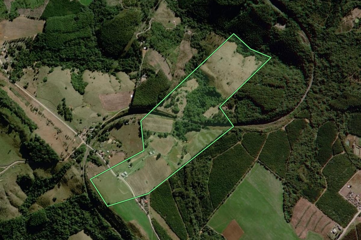 Imagem de satélite do imóvel rural em Reserva (PR), com o contorno declarado no CAR desenhado por cima.