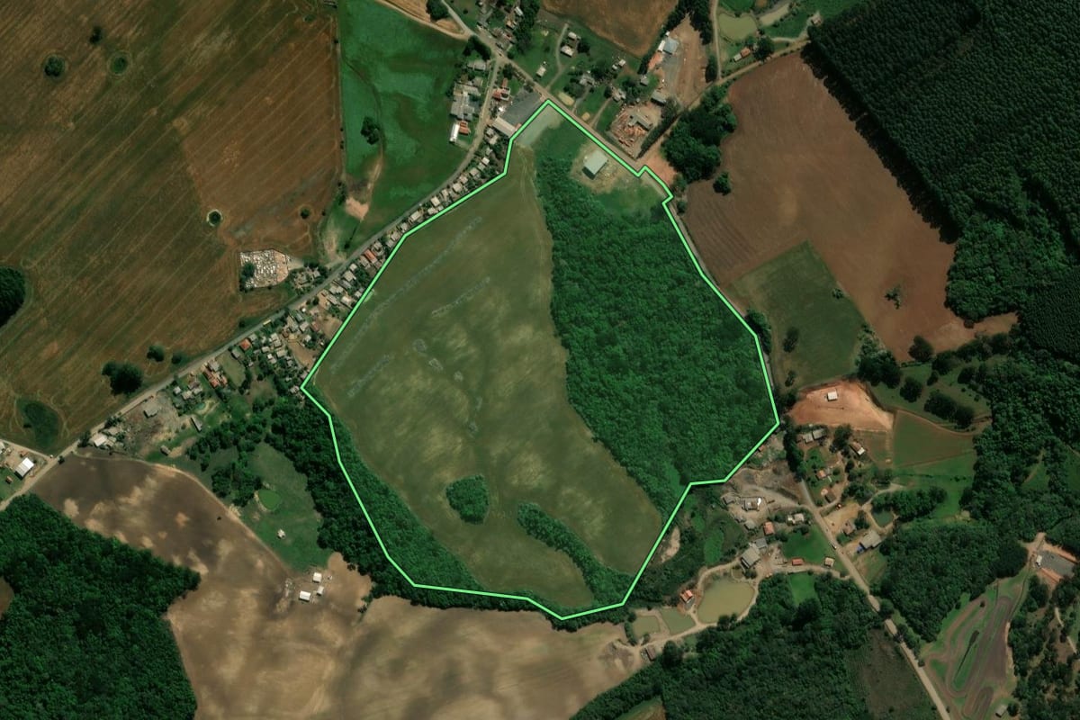 Imagem de satélite do imóvel rural em Reserva (PR), com o contorno declarado no CAR desenhado por cima.