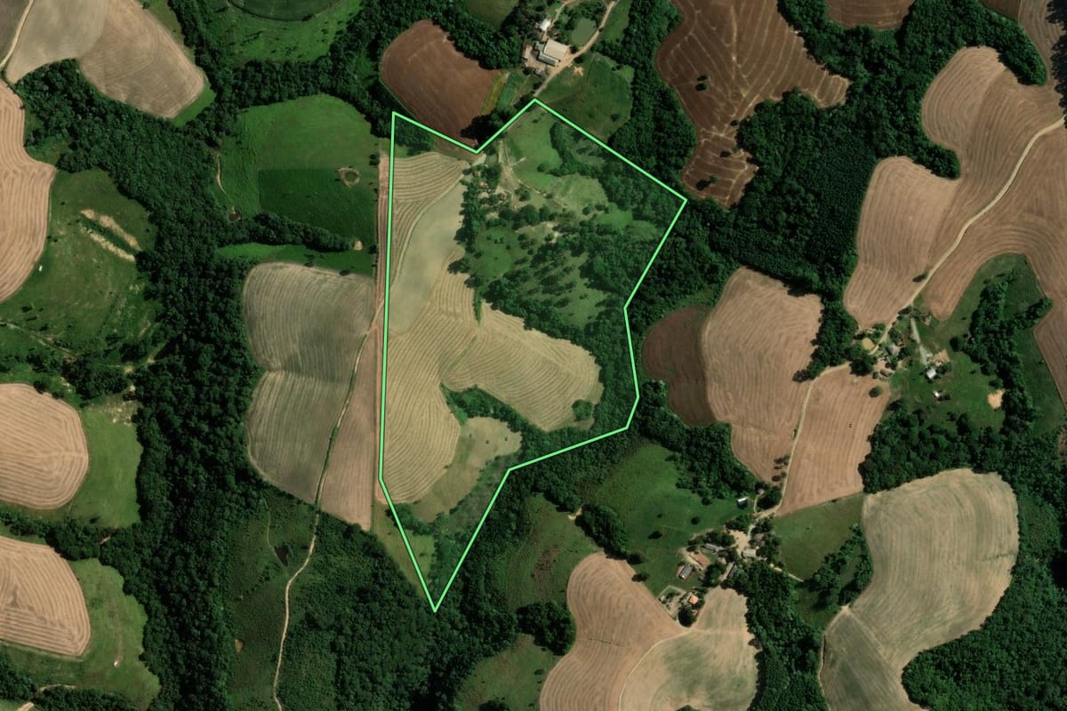 Imagem de satélite do imóvel rural em Reserva (PR), com o contorno declarado no CAR desenhado por cima.