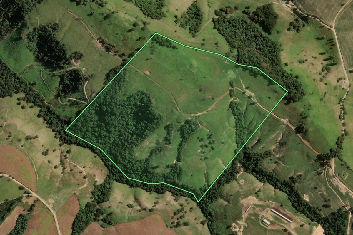 Imagem de satélite do imóvel rural em Reserva (PR), com o contorno declarado no CAR desenhado por cima.