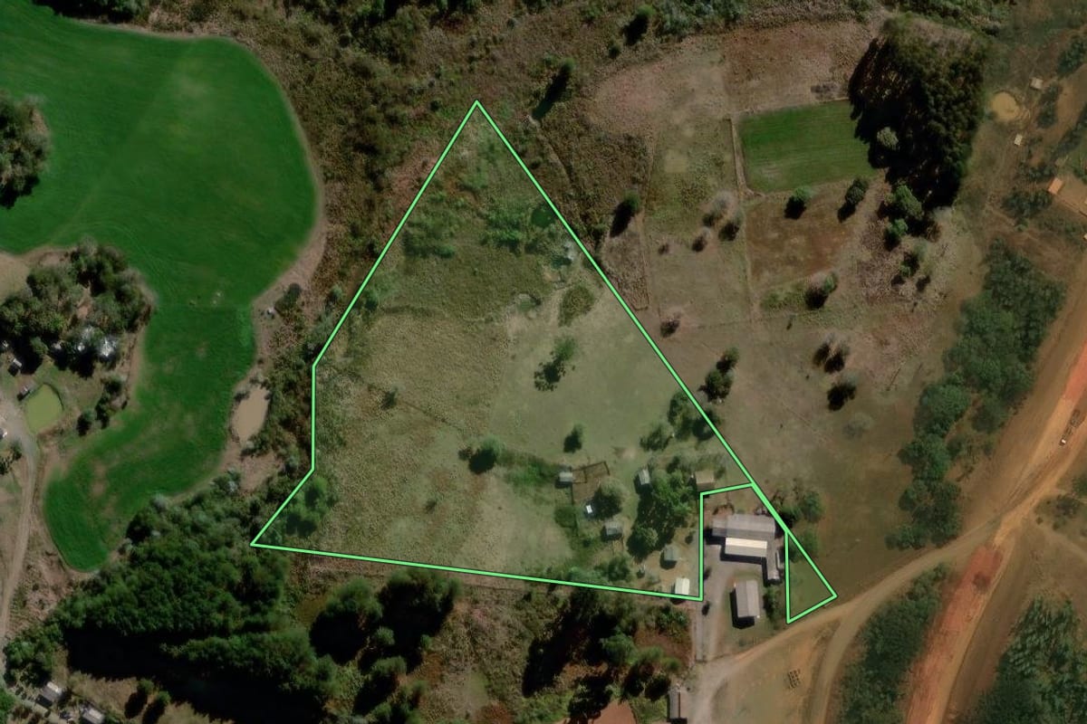 Imagem de satélite do imóvel rural em Reserva (PR), com o contorno declarado no CAR desenhado por cima.
