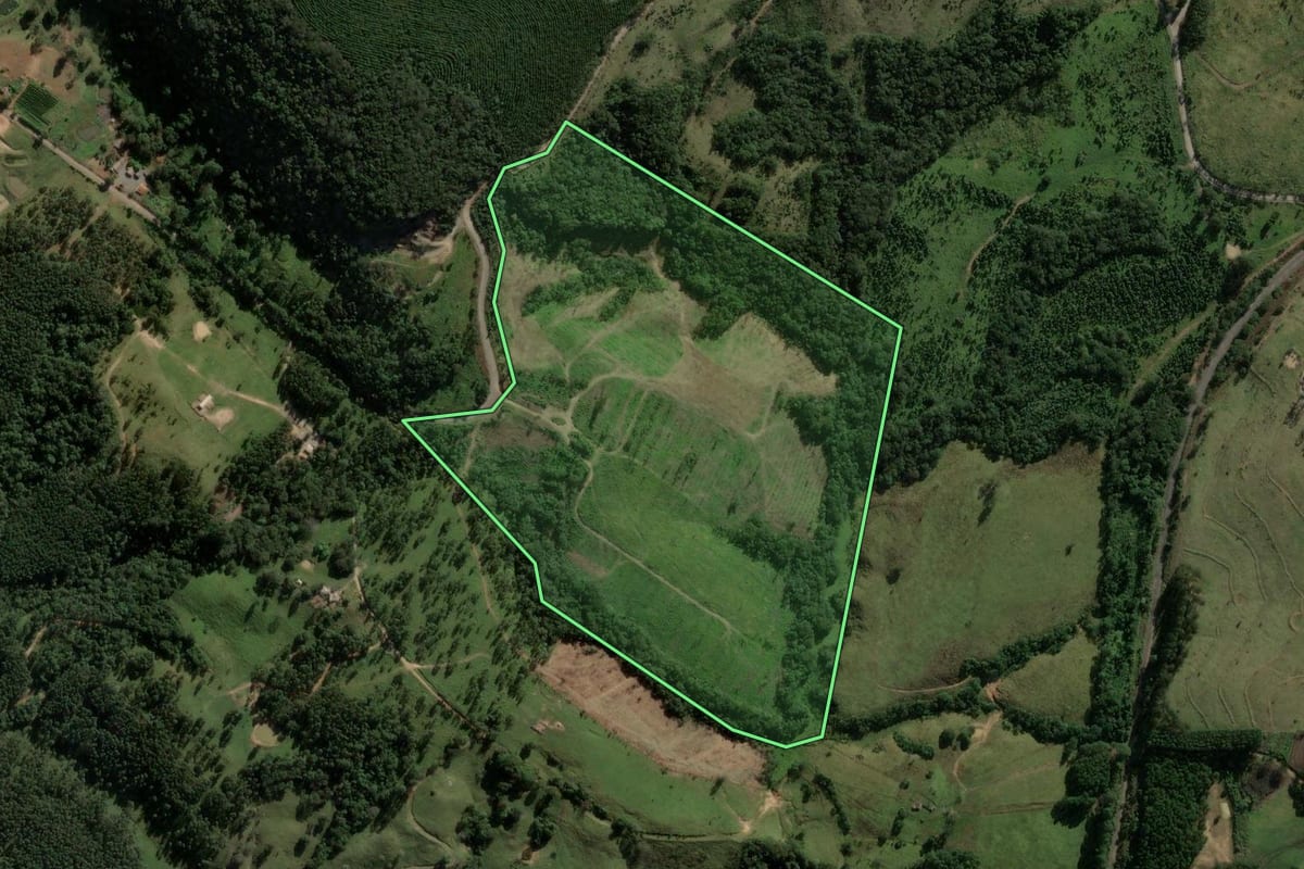 Imagem de satélite do imóvel rural em Reserva (PR), com o contorno declarado no CAR desenhado por cima.