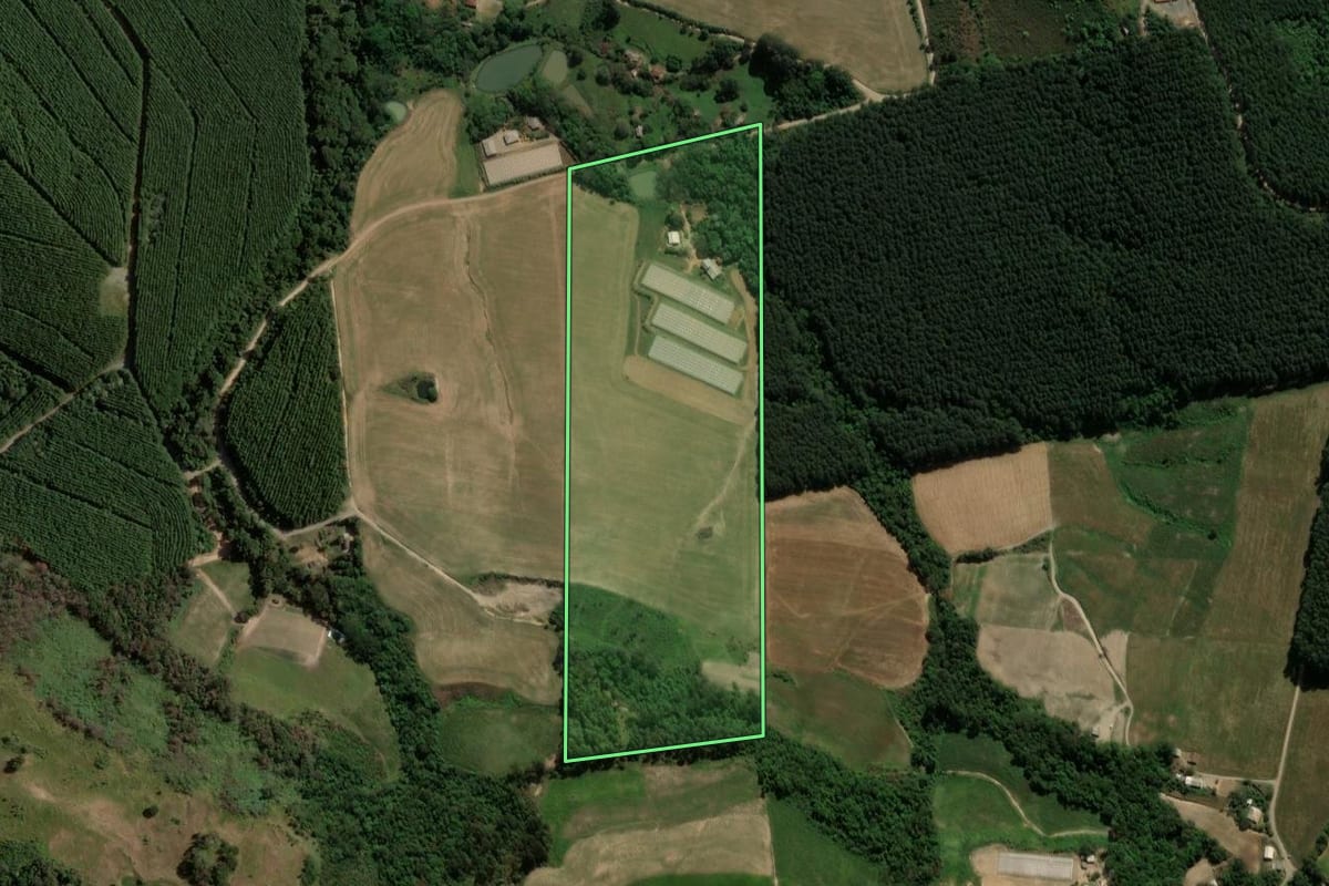 Imagem de satélite do imóvel rural em Reserva (PR), com o contorno declarado no CAR desenhado por cima.
