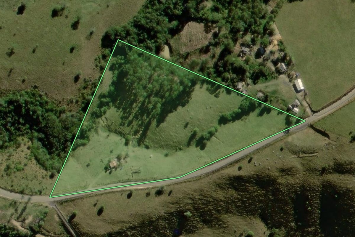 Imagem de satélite do imóvel rural em Reserva (PR), com o contorno declarado no CAR desenhado por cima.