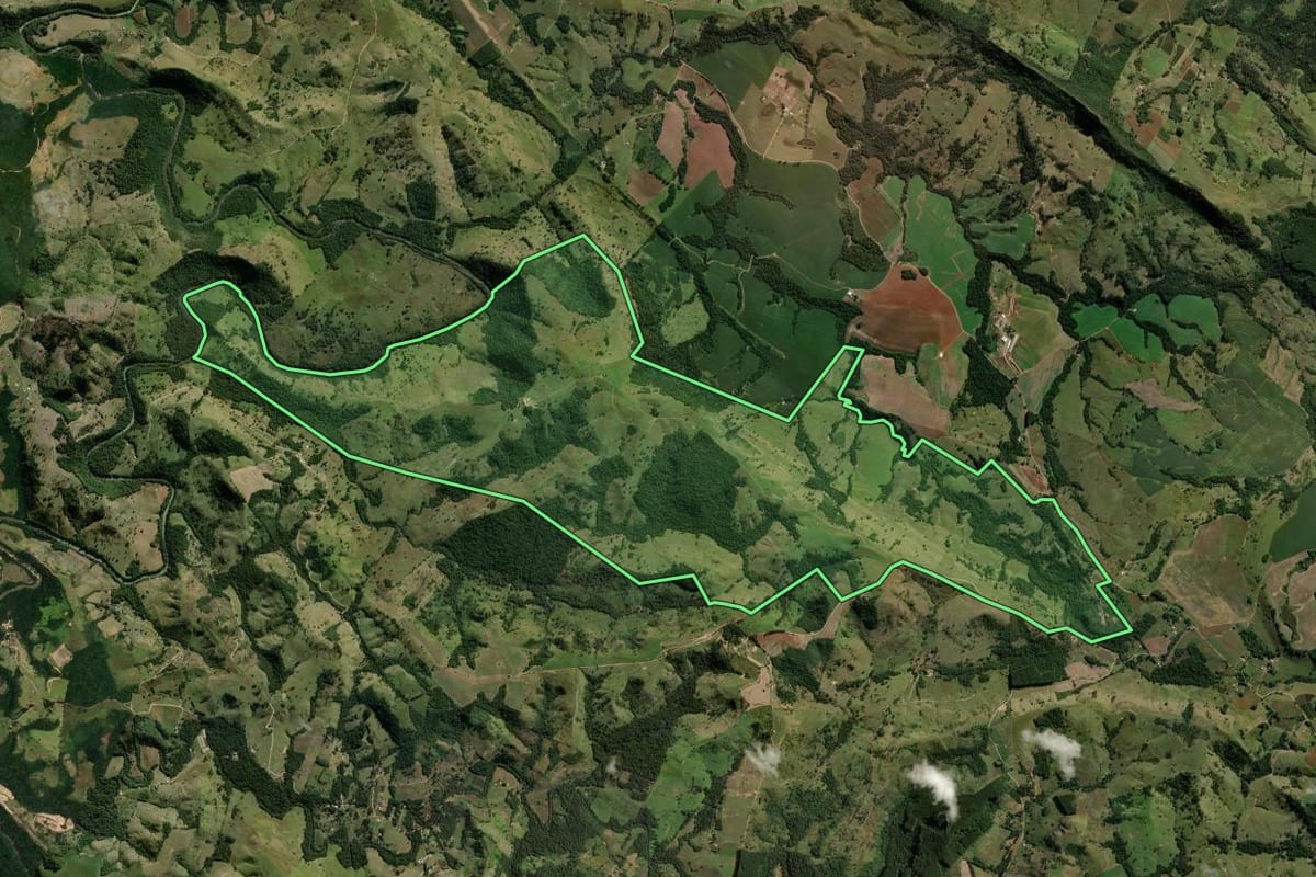 Imagem de satélite do imóvel rural em Reserva (PR), com o contorno declarado no CAR desenhado por cima.