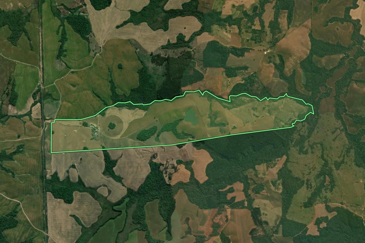 Imagem de satélite do imóvel rural em Reserva (PR), com o contorno declarado no CAR desenhado por cima.