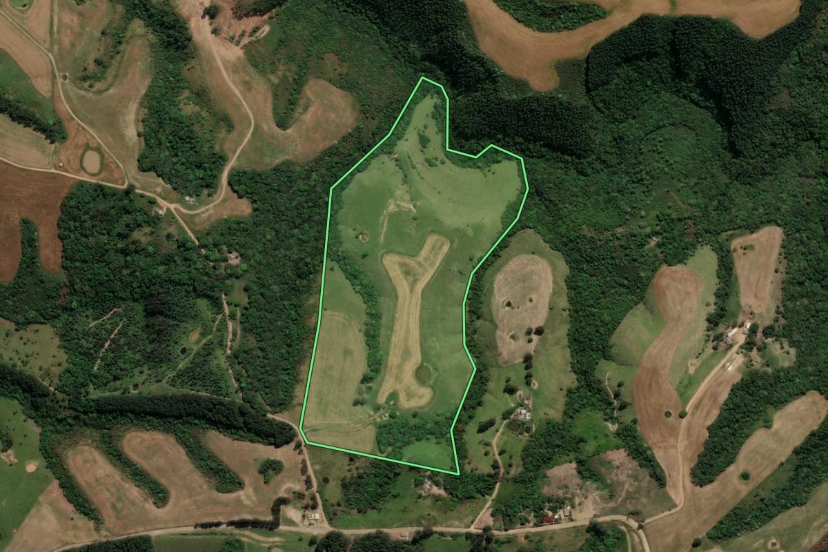 Imagem de satélite do imóvel rural em Reserva (PR), com o contorno declarado no CAR desenhado por cima.