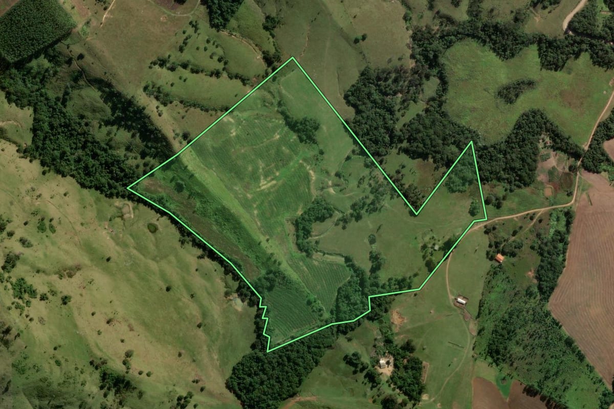 Imagem de satélite do imóvel rural em Reserva (PR), com o contorno declarado no CAR desenhado por cima.