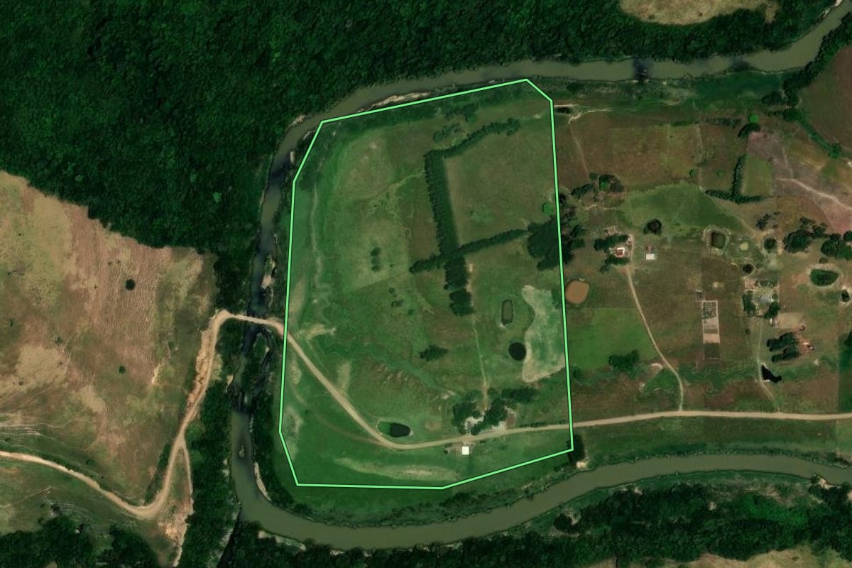 Imagem de satélite do imóvel rural em Reserva (PR), com o contorno declarado no CAR desenhado por cima.
