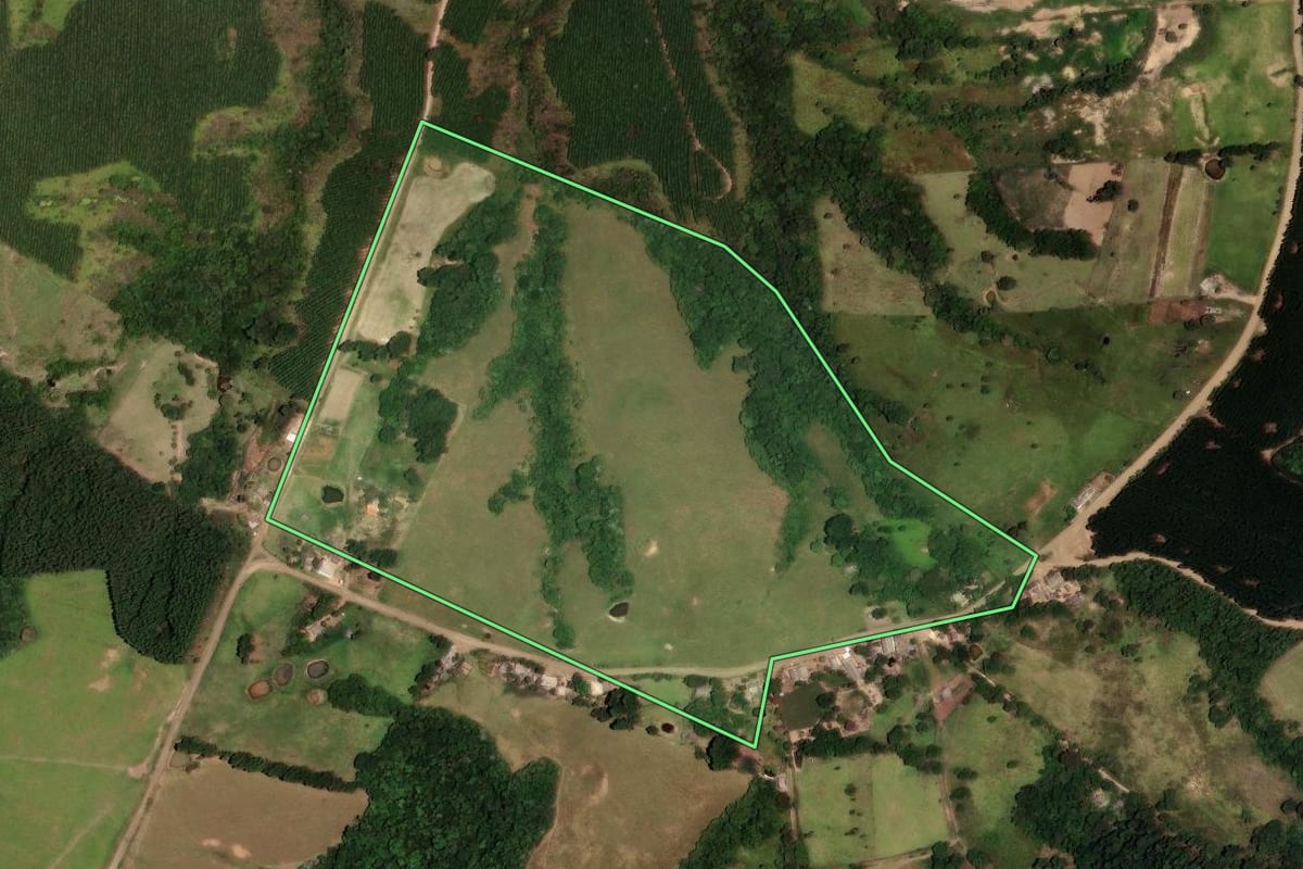 Imagem de satélite do imóvel rural em Reserva (PR), com o contorno declarado no CAR desenhado por cima.