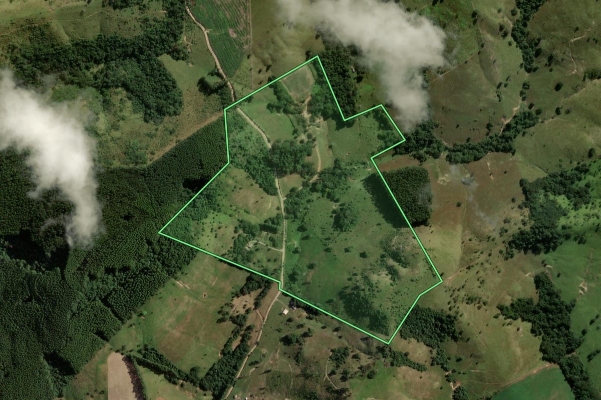 Imagem de satélite do imóvel rural em Reserva (PR), com o contorno declarado no CAR desenhado por cima.