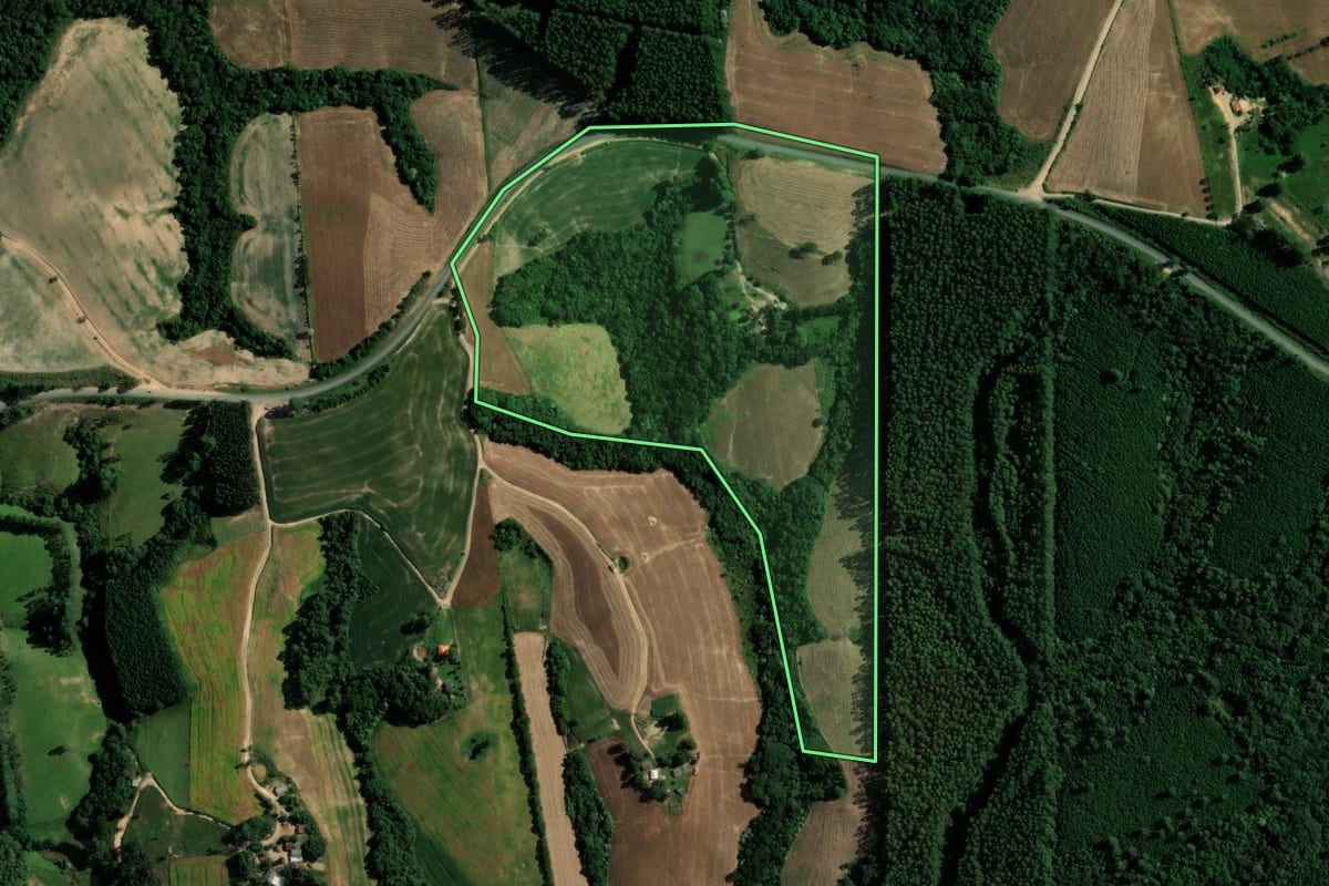 Imagem de satélite do imóvel rural em Reserva (PR), com o contorno declarado no CAR desenhado por cima.