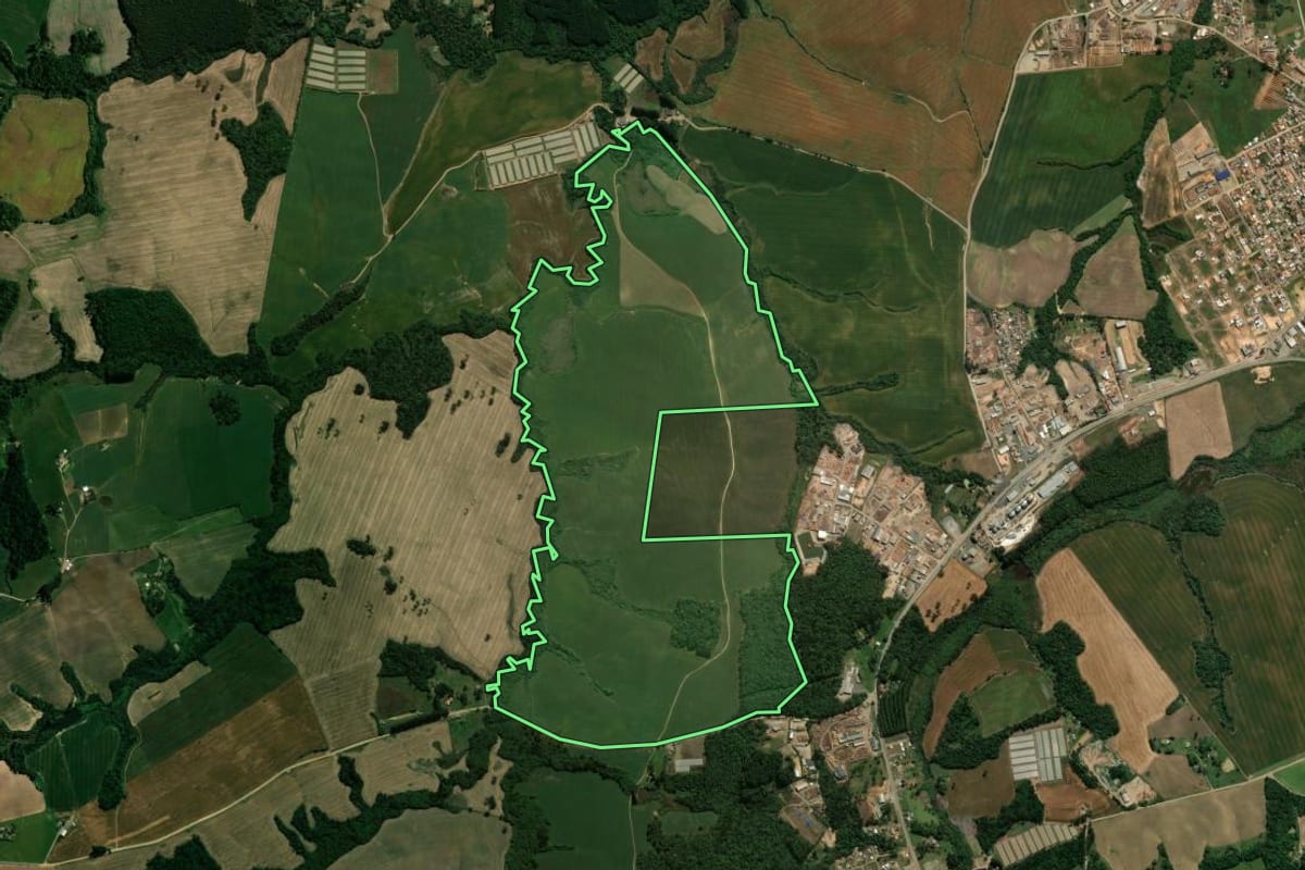 Imagem de satélite do imóvel rural em Reserva (PR), com o contorno declarado no CAR desenhado por cima.