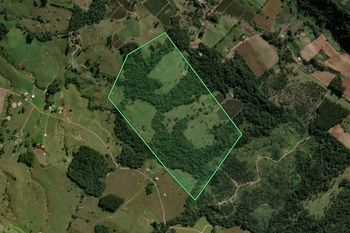 Imagem de satélite do imóvel rural em Reserva (PR), com o contorno declarado no CAR desenhado por cima.