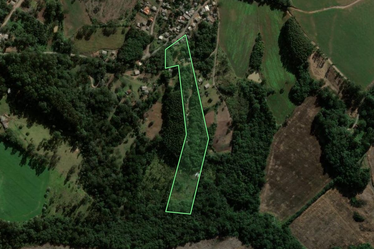 Imagem de satélite do imóvel rural em Reserva (PR), com o contorno declarado no CAR desenhado por cima.