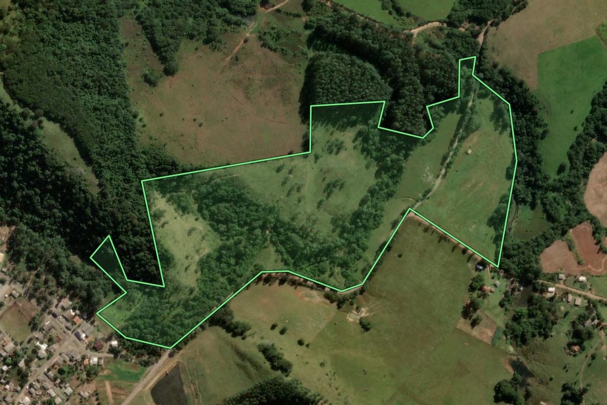 Imagem de satélite do imóvel rural em Reserva (PR), com o contorno declarado no CAR desenhado por cima.