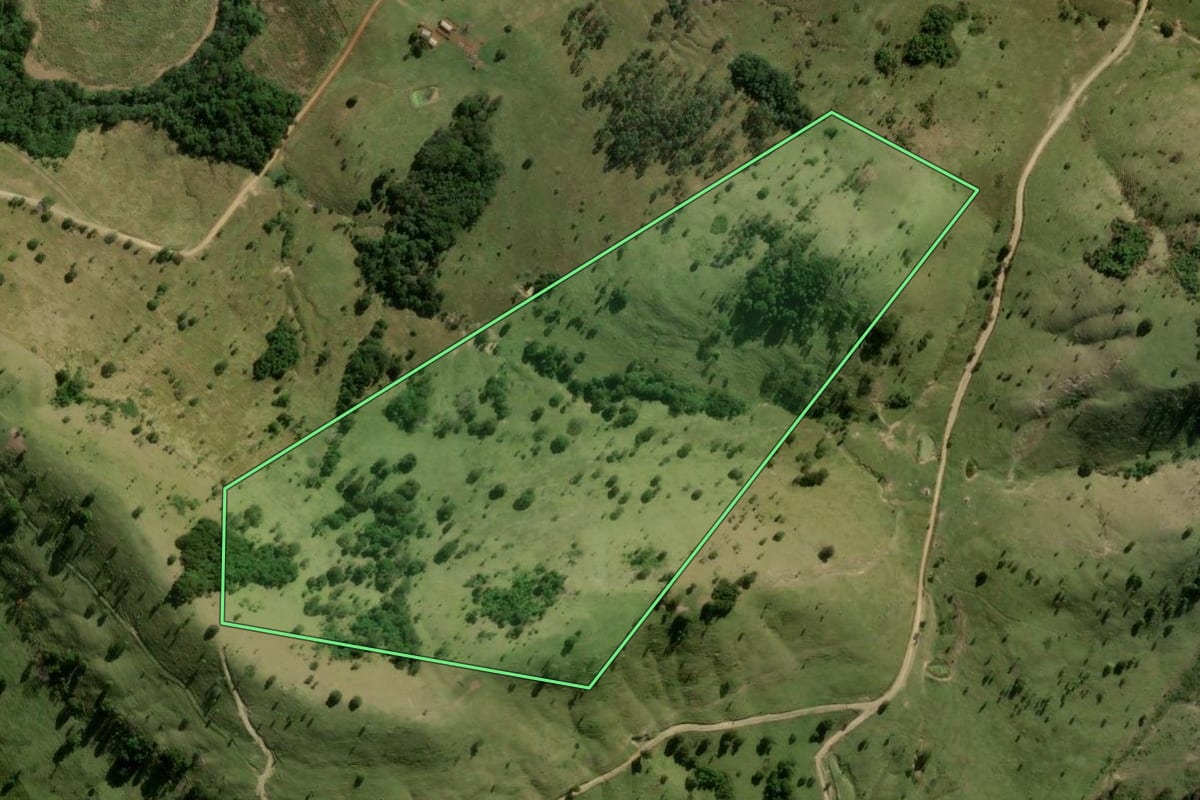 Imagem de satélite do imóvel rural em Reserva (PR), com o contorno declarado no CAR desenhado por cima.