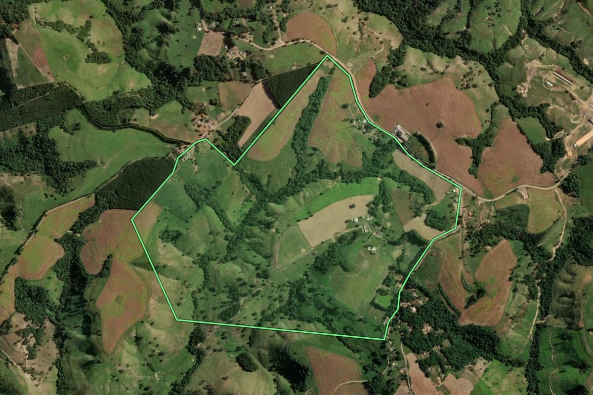 Imagem de satélite do imóvel rural em Reserva (PR), com o contorno declarado no CAR desenhado por cima.