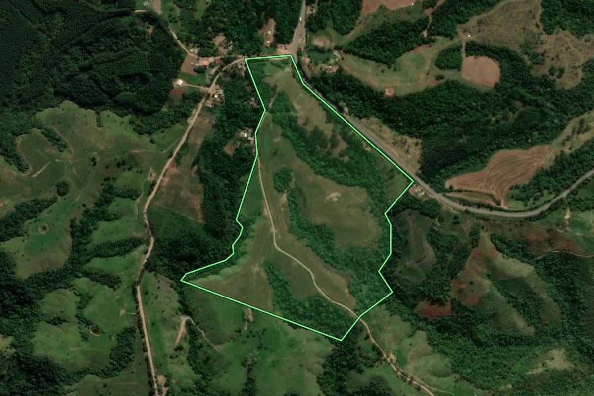 Imagem de satélite do imóvel rural em Reserva (PR), com o contorno declarado no CAR desenhado por cima.