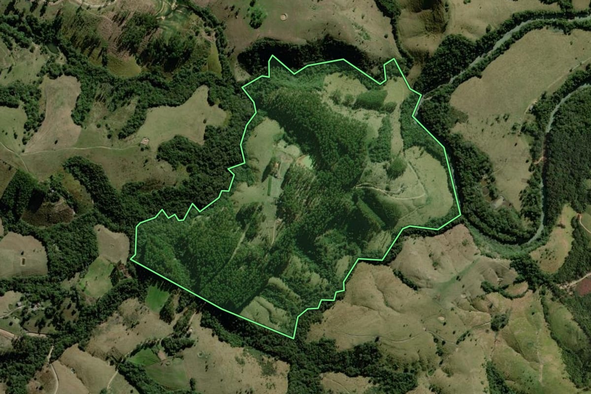 Imagem de satélite do imóvel rural em Reserva (PR), com o contorno declarado no CAR desenhado por cima.
