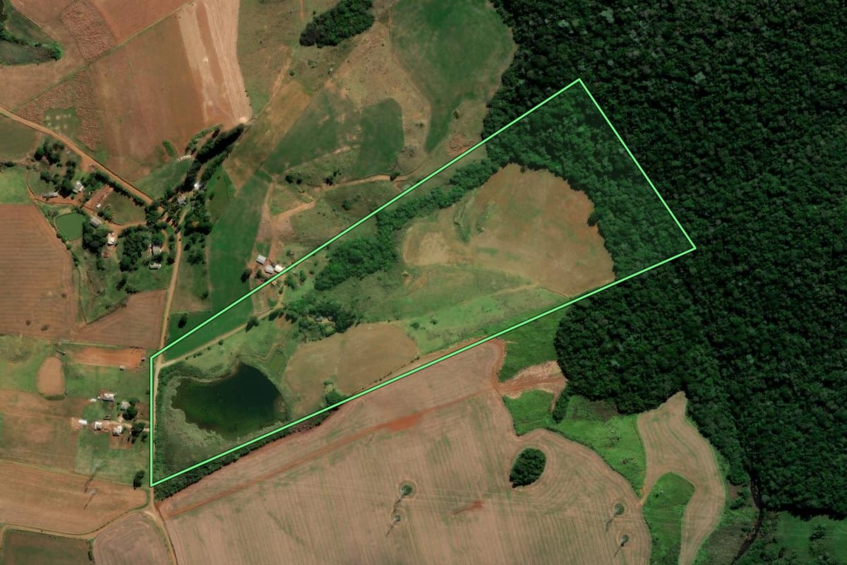 Imagem de satélite do imóvel rural em Reserva do Iguaçu (PR), com o contorno declarado no CAR desenhado por cima.