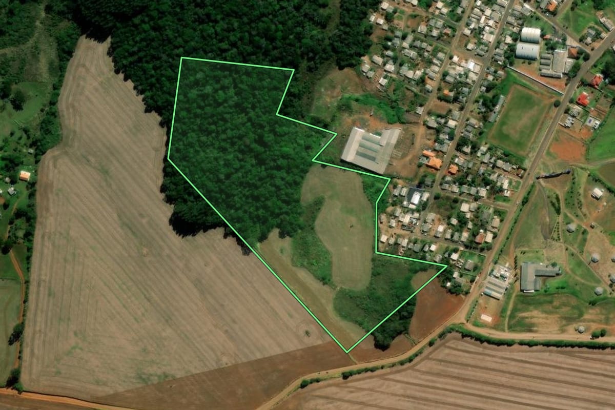 Imagem de satélite do imóvel rural em Reserva do Iguaçu (PR), com o contorno declarado no CAR desenhado por cima.